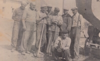 Otec Ludmily Stokláskové (zcela vpravo) při stavbě sokolovny v Pravčicích