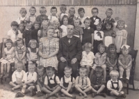 Ludmila Stoklásková  (druhá zleva v druhé řadě) v mateřské škole v Pravčicích