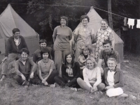 Letní tábor v rekreačním středisku Ondráš v Rajnochovicích, Ludmila Stoklásková uprostřed nahoře, 1973