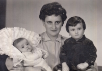 Ludmila Stoklásková s dcerami Evou a Ludmilou, 60. léta 20. století