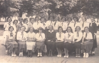Ludmila Stoklásková (zcela vpravo v horní řadě) v posledním ročníku měšťanky, 1952 