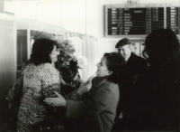 Eliška Krausová s maminkou - první příjezd z emigrace, letiště Praha, prosinec 1982
