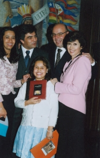 Eliška Krausová (vpravo) v Akademii jazyků v Bogotě, křest manželovy knihy. Vedle Elišky manželův syn Andres Chaves se ženou Adrianou a dcerou Camilou a Juan Carlos Chaves, synovec, 2007