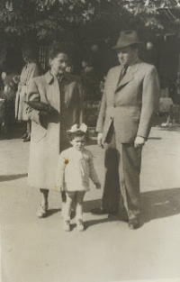 Eliška Krausová s rodiči, 1949
