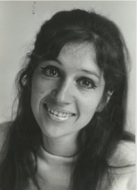 Eliška Krausová před odjezdem do Kolumbie, Praha, 1968