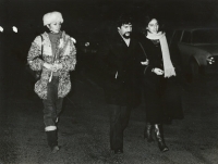 Eliška Krausová (vlevo) s manželem Ignaciem Chavesem a sestrou Kateřinou - letiště Praha, prosinec 1982