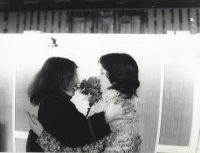 Eliška Krausová se sestrou Kateřinou - první příjezd z emigrace, letiště Praha, prosinec 1982