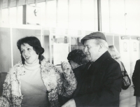 Eliška Krausová s otcem - první příjezd z emigrace, letiště Praha, prosinec 1982