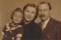 Jitka Helanová with her parents, around 1941