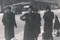 Ferdinand Kölbl odjíždí na frontu. Rozloučení s rodinou 8. února 1942 v Karlíně
