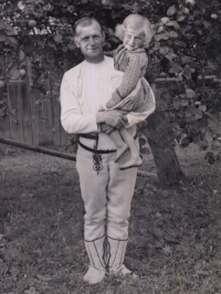 Josef Fojtík, otec Anežky Holbové, s dcerou 