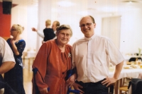 Anežka Holbová se svým prasynovcem, katolickým knězem Pavlem Šupolem