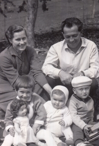Anežka Holbová s manželem Františkem a dětmi v 60. letech 20. století