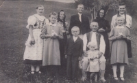 Rodinná fotografie Fojtíkových, v horní řadě v černých šatech rodiče Anežky Holbové Josef a Anna
