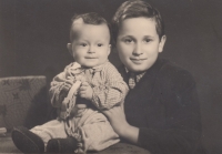 Jenda se sestrou Evičkou, prosinec 1947