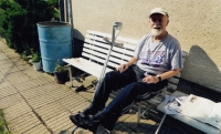 Jiří Ludvíček na lavičce před domem, Vizovice 2018