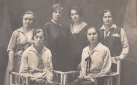 Maminka (čtvrtá zleva) v pracovním kolektivu, 20. léta