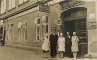 Maminka pamětnice Jarmila (první zleva) vedle majitele restaurace U Fořtů u Palmovky v Praze-Libni
