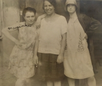 Maminka pamětnice (vlevo) v mládí