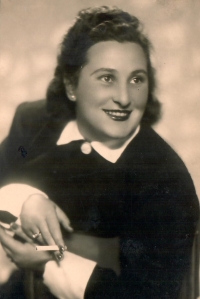 Maminka Ella Ornsteinová, rozená Spiegelová, snímek darovala na památku Metoději Machovi v roce 1946