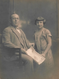 Ella Spiegelová, maminka pamětnice, v dětském věku se svým otcem Aloisem