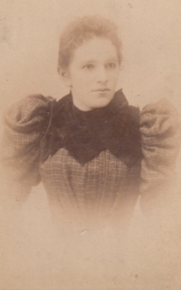 Babička Marie Veselá, rozená Hartmannová, 1889