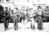 Členové 5. oddílu partyzánské brigády Mistra Jana Husa, Konstantin Korovin první zprava, Holice, květen 1945