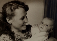 Jana Černá s maminkou, fotografie z příručky o správné výživě kojenců porodnice v Praze-Podolí (rok 1954)