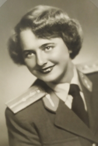 Poručík Božena Kýrová (provdaná Hurajtová) po dokončení leteckého výcviku, kdy se stala kurýrní pilotkou 3. třídy, 1953