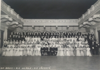 Školní fotografie třídy paní Spitzové, reálné gymnázium Královo Pole v Brně