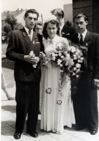 Svatební fotografie rodičů J. Černé (otec vlevo)
