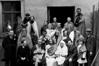 Otec Milana Růžička s ochotníky jako Jidáš (vlevo vedle Ježíše) / asi 40. léta 