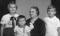 Milan Růžička (vpravo) s mladším bratrem Zdeňkem, sestřenicí a babičkou Idou Růžičkovou / kolem roku 1940