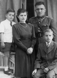 Milan Růžička s mladším bratrem a rodiči / Josefov / kolem roku 1943