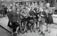 Milan Řůžička (v černém triku uprostřed) se spolužáky na školním výletě / 1946