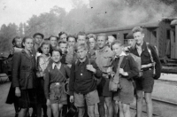 Milan Růžička (uprostřed v černém triku) na školním výletě / 1946