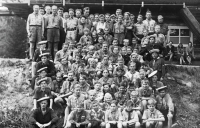 Milan Růžička (úplně vpravo dole) s vodními skauty / skautský tábor u Police nad Metují / 1945