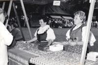 Na předváděcí akci s vizovickým pečivem, Jarmila Rychlíková vpravo