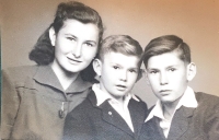 With siblings, witness in the middle, 1946