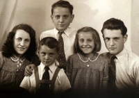Maminka J. Černé (zcela vlevo) se sourozenci