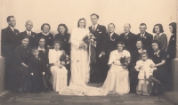 Svatba Marie Velínské, sestřenice pamětnice. První zleva stojící strýc pamětnice František Branda a pod ním sedící jeho manželka Františka Brandová