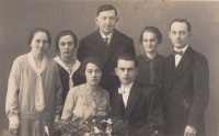 Svatba rodičů: Marie Veselá, rozená Velínská, a Arnošt Veselý s rodinou