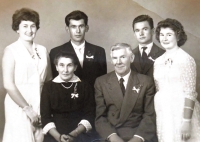Svatba sestry Jany, v popředí rodiče, Josef Havránek vpravo nahoře, Telč, 1962