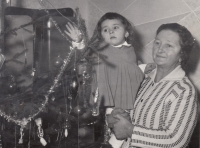 Teta Františka Brandová s vnučkou Martou, 70. léta
