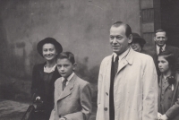 S maminkou Růženou a otčímem Josefem Simonem, Praha, po válce