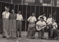 Miloslav Vítek (zcela vpravo) s členy havajské kapely při příbramské hornické průmyslovce, havajská kytara mu leží u nohou, 2. polovina 50. let