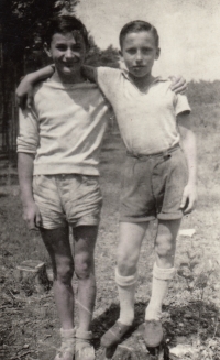 Miloslav Vítek asi osmiletý s kamarádem Janem Bárou, Doksy, po válce