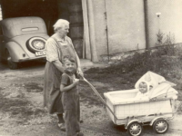 Babička Jiřiny Mrázové Leontýna Šetková s vnukem Pavlem a pravnučkou Helenkou, statek v Souši, kolem roku 1954
