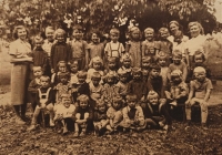 Jaroslava Kovářová (vlevo) jako učitelka v mateřské škole