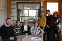 Marie Jáčová s žáky a jejich učitelem při nahrávání pro projekt Příběhy našich sousedů, 2022